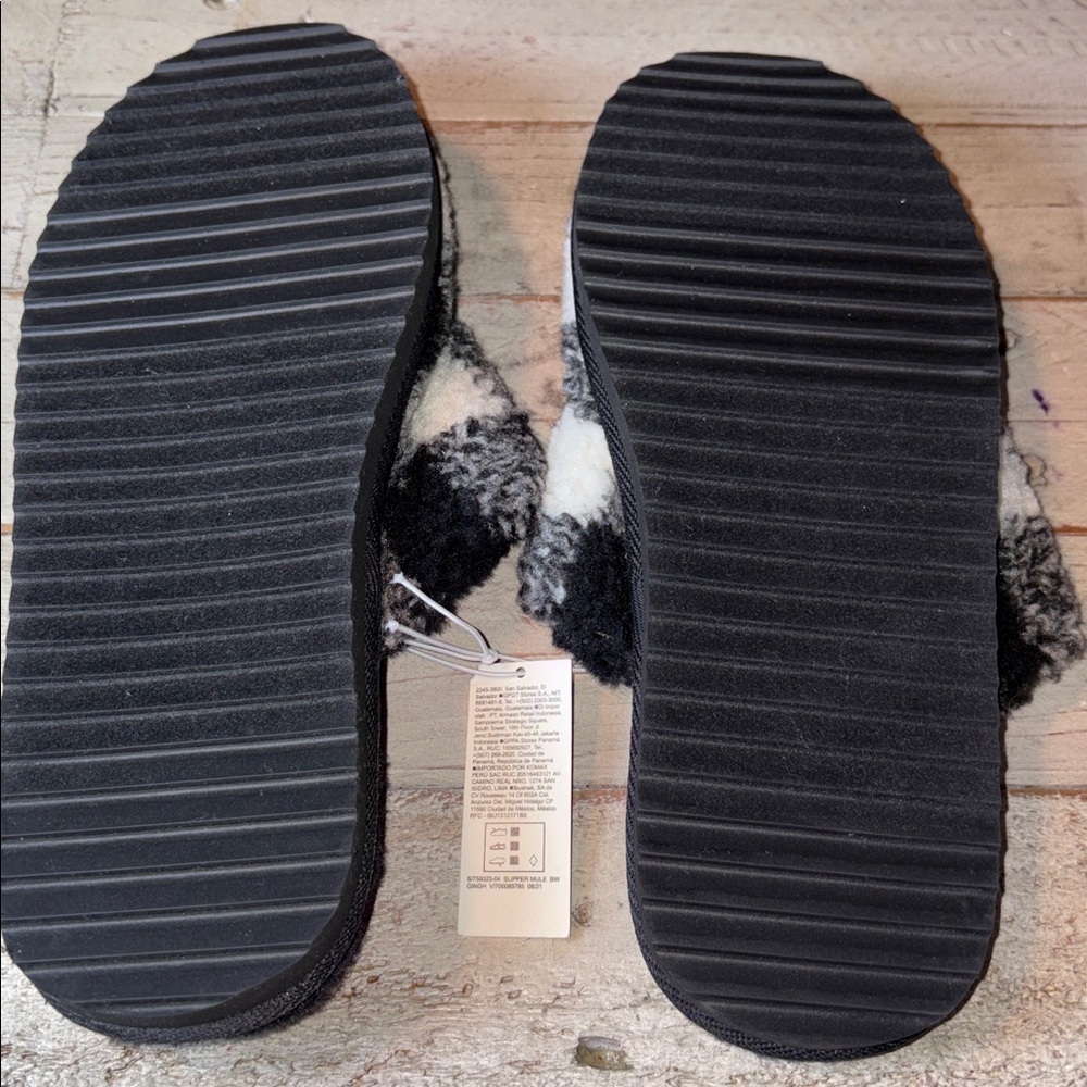 Old Navy Black Fuzzy Slippers Size 8 - Picture 8 of 9